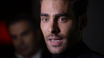 Jon Kortajarena sube una foto con Brad Pitt y muchos destacan lo mismo: "No parece contento"