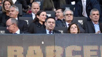 Cachondeo por lo que se ve justo debajo de Bartomeu en esta foto: mira bien