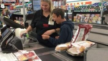 El pequeño gesto de una cajera hace feliz a un chico con parálisis cerebral y emociona a las redes