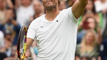 Rafa Nadal se levanta la camiseta y deja ver algo por lo que le han preguntado después