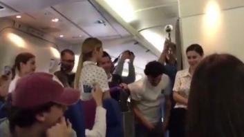 Estupefacción y muchas bromas por lo que ha hecho 'Taburete' en un avión