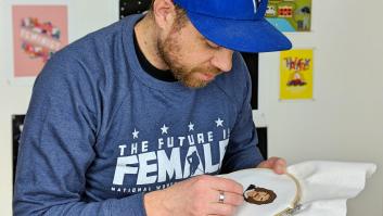 Lo que aprendí sobre masculinidad cuando empecé a hacer punto de cruz