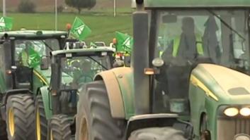 El campo vuelve a colapsar la A-92 con tractoradas desde Almería y Granada
