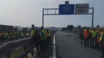 Agricultores y ganaderos de Ciudad Real cortan autovías y el tren contra la situación "límite" del sector