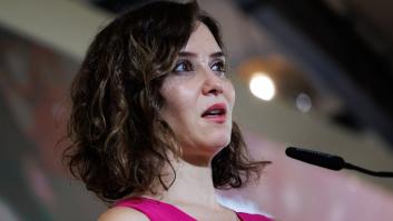 Vecinos de Vallecas reciben a Ayuso al grito de "Sanidad pública" y ella responde un día después presumiendo de gestión