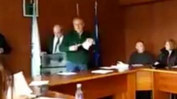 Un alcalde del PP hace trizas unos papeles con quejas de sus vecinos: "De actitud chulesca nada, demasiado aguanto ya"