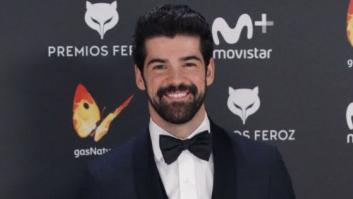 Miguel Ángel Muñoz acude a los premios Feroz con la etiqueta colgando