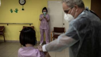 Todo lo que se sabe sobre los políticos que se han vacunado ‘saltándose la cola’