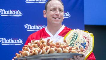 El rey de los glotones revalida su título en Nueva York: 63 salchichas en diez minutos