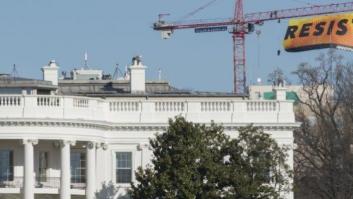 Greenpeace cuelga una pancarta junto a la Casa Blanca que llama a "resistir" ante Trump