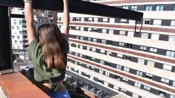 Rescatan a una joven que se colgó de una azotea para hacerse una foto
