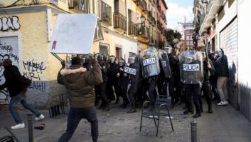 El cónsul de Senegal, evacuado por la policía en medio de fuertes disturbios en Lavapiés