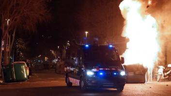 Queman contenedores en una manifestación en Barcelona en apoyo a Pablo Hasél