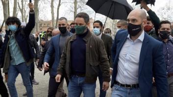 Lanzan piedras a Abascal en un acto de Vox en Girona