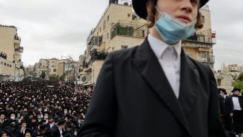 Miles de ultraortodoxos violan el confinamiento en el funeral de un rabino en Jerusalén