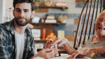 Un joven acoge en su casa a su anciana vecina enferma para que no pase sola sus últimos días