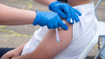 Gobierno y autonomías aguardan sin dar nuevos pasos hacia la cuarta dosis