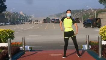 Trágico y cómico: da clase de aerobic sin enterarse de que detrás están dando un golpe de estado
