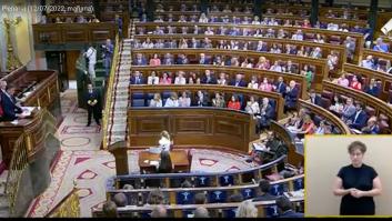 Javier Maroto señala lo que ha visto hacer a Yolanda Díaz mientras hablaba Pedro Sánchez