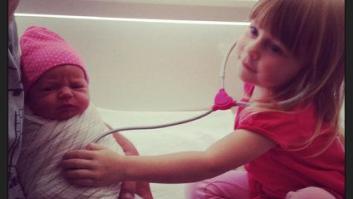 Ternura máxima: 32 fotos de hermanos mayores conociendo a sus hermanos recién nacidos