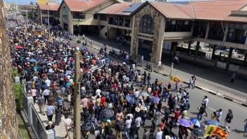 El presidente de Sri Lanka logra huir a Maldivas en un avión militar