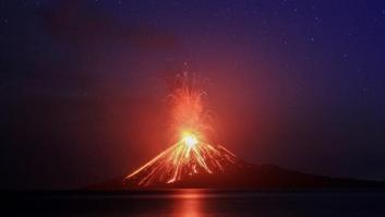 Entra en erupción el volcán Anak Krakatau, que en 2018 causó 439 muertos