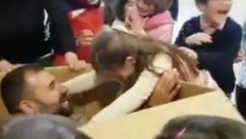 El emocionante reencuentro viral de un padre militar y su hija en Sevilla tras meses sin verse