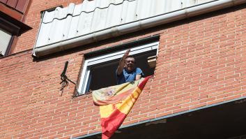 Aplausos a las 8 y ‘puñaladas’ a las 9: qué nos lleva a convertirnos en justicieros de balcón