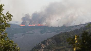 El incendio de Las Hurdes evoluciona negativamente y el fuego obliga a evacuar Casas de Miravete