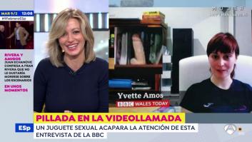 Susanna Griso se parte de risa con el objeto que se coló en una entrevista: imposible no verlo