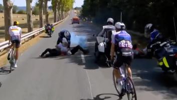 Varios activistas tratan de boicotear la última etapa del Tour tumbándose en la carretera