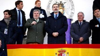 ¿Qué hace el rey Felipe viendo rugby un domingo con el frío que hace?