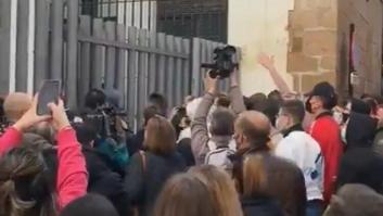 "¡Sin la placa no sois nadie!": Tensión en Linares por la paliza de dos policías a un hombre y su hija