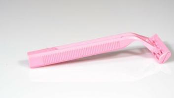 Facua denuncia que las maquinillas de afeitar para mujeres son hasta un 171% más caras