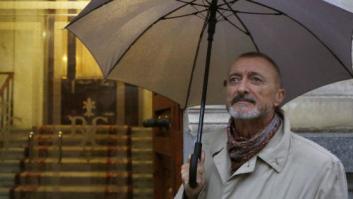 La oleada de 'zascas' de Pérez-Reverte a En Marea por cuestionar que le premien