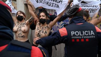 "¡Voto a Garriga, voto fascista!": Femen protesta contra Vox en el colegio de su candidato