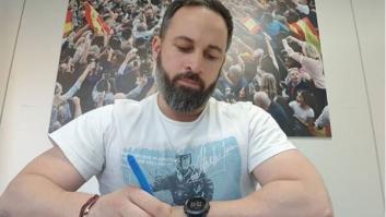 Es imposible no fijarse a la primera en un detalle de esta foto de Abascal