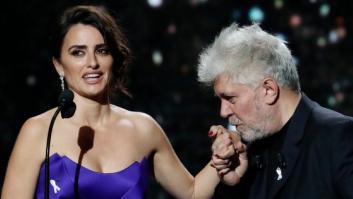 Penélope Cruz recibe el César de Honor del cine francés de manos de Almodóvar