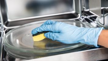 Cómo acabar con la grasa del microondas en menos de 10 minutos