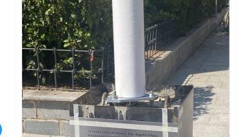 Madrid instala la bandera LGTBI en la plaza Zerolo y se arma con lo que se lee en la placa