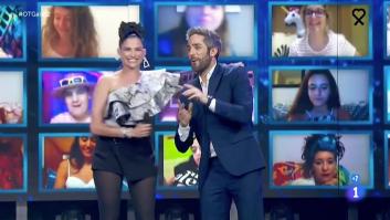 Natalia Jiménez se salta la distancia de seguridad en plena gala de 'OT 2020' y deja a Roberto Leal con esta cara
