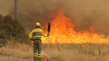Bomberos en un verano sin fin: “Llegan antes los bocadillos de gente del pueblo que de la Junta”
