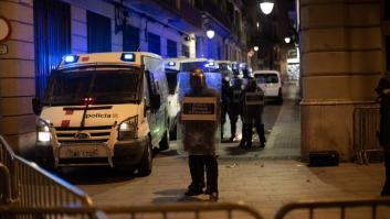Barricadas y lanzamiento de objetos a los Mossos en Barcelona en el cuarto día de protestas por Hasél