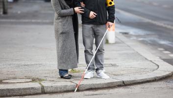 COVID-19: ¿Cómo vivir sin tocar cuando no ves bien?