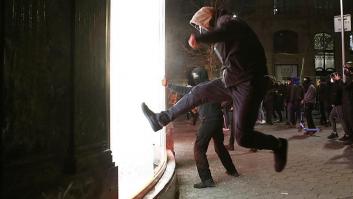 Vergonzosa agresión a un fotógrafo en Bilbao durante las protestas por Pablo Hasél