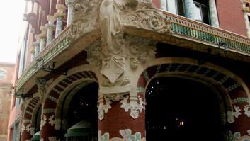 Un hombre impide que un grupo de manifestantes vuelva a atacar el Palau de la Música