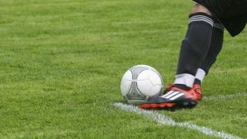 Un niño se disculpa a un árbitro por las amenazas de su padre durante un partido