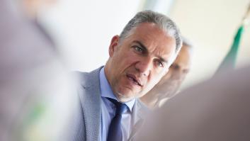 Bendodo hace un quiebro para no responder a si le parece bien que Ayuso desobedezca al Gobierno