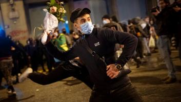 Banksy hecho carne: la fotografía de los disturbios que clava la mítica imagen del artista