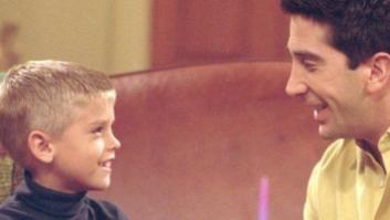 Cole Sprouse, el hijo de Ross en 'Friends', sale en una nueva serie. Y está irreconocible